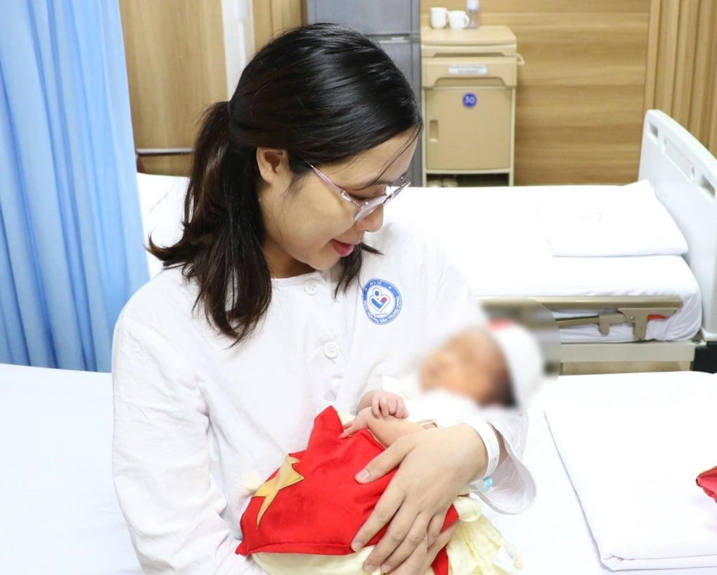 Bé gái nặng 3,3kg chào đời khỏe mạnh từ phôi thai trữ đông hơn 1 thập kỷ - 1