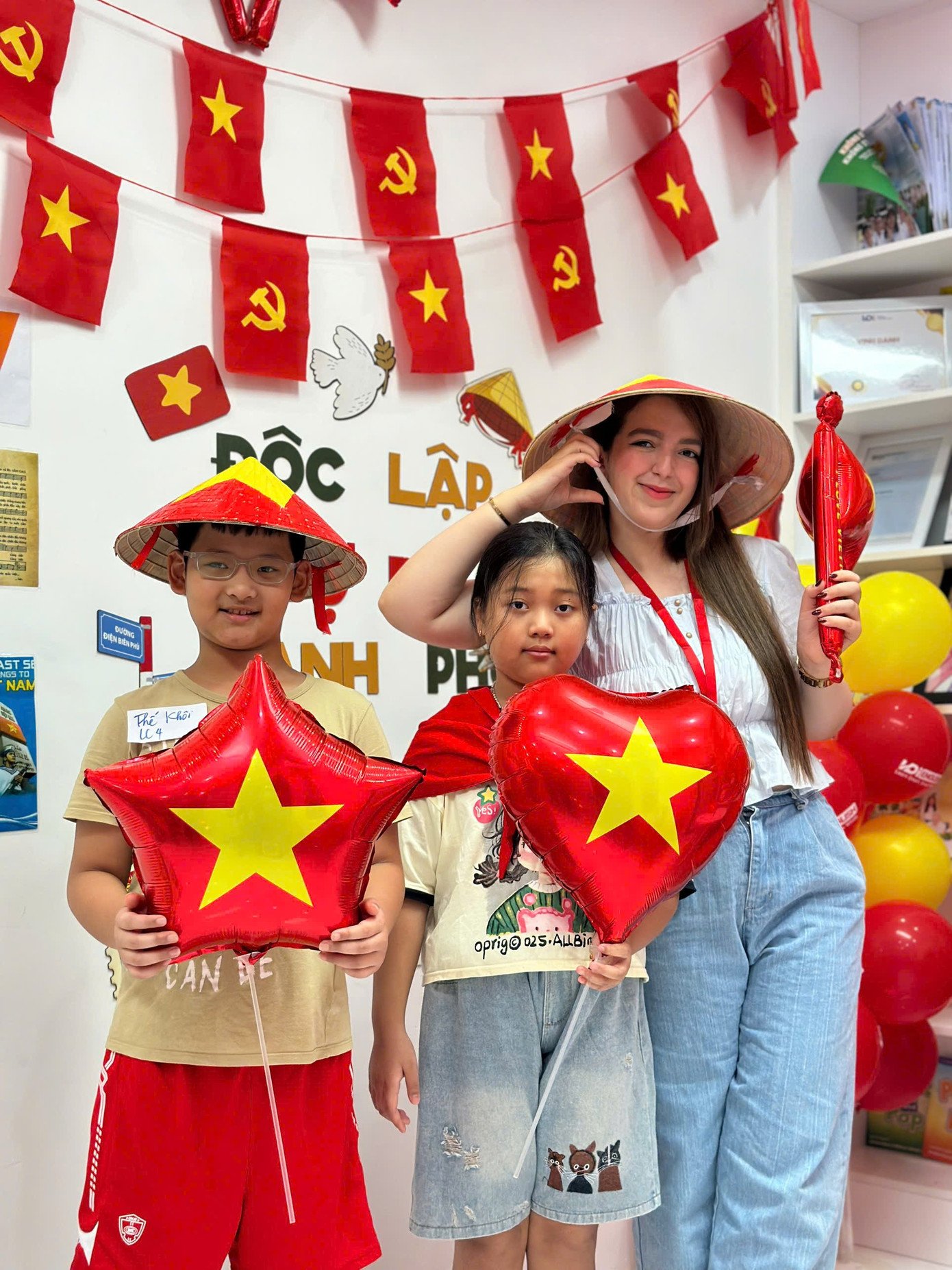 anh-giao-vien-va-hoc-sinh-hdi-english.jpg