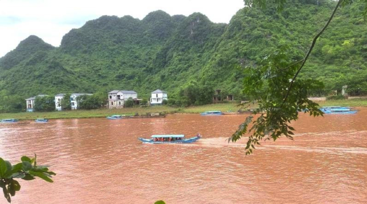 Ein Boot bringt Touristen zur Phong Nha-Höhle, während der Son-Fluss nach Sturm Nr. 5 noch immer rot vom Schwemmland ist.
