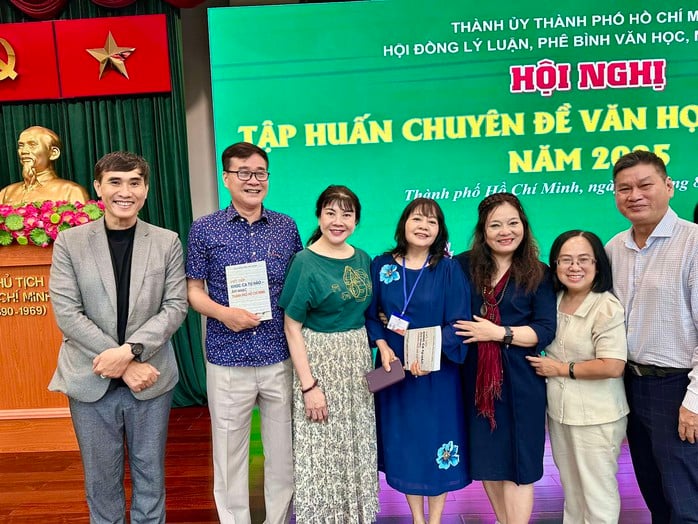 Văn nghệ sĩ chúc mừng PGS TS Nguyễn Thị Mỹ Liêm với sách "Viết tiếp khúc ca tự hào âm nhạc TP HCM"- Ảnh 1.