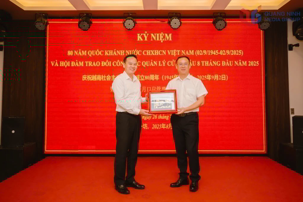 Lãnh đạo Cục Thương mại Thành phố Phòng Thành Cảng (Trung Quốc) trao tặng quà tới Ban quản lý cửa khẩu tỉnh Quảng Ninh nhân dịp kỷ niệm 80 năm Quốc khánh Nước Cộng hoà XHCN Việt Nam 2/9 (1945-2025)