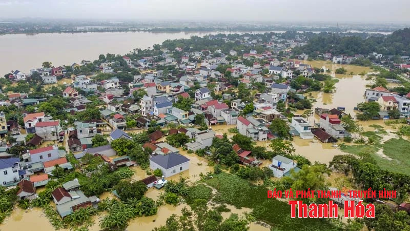 El nivel del agua del río Ma aumenta y miles de casas en el barrio de Ham Rong quedan profundamente inundadas.