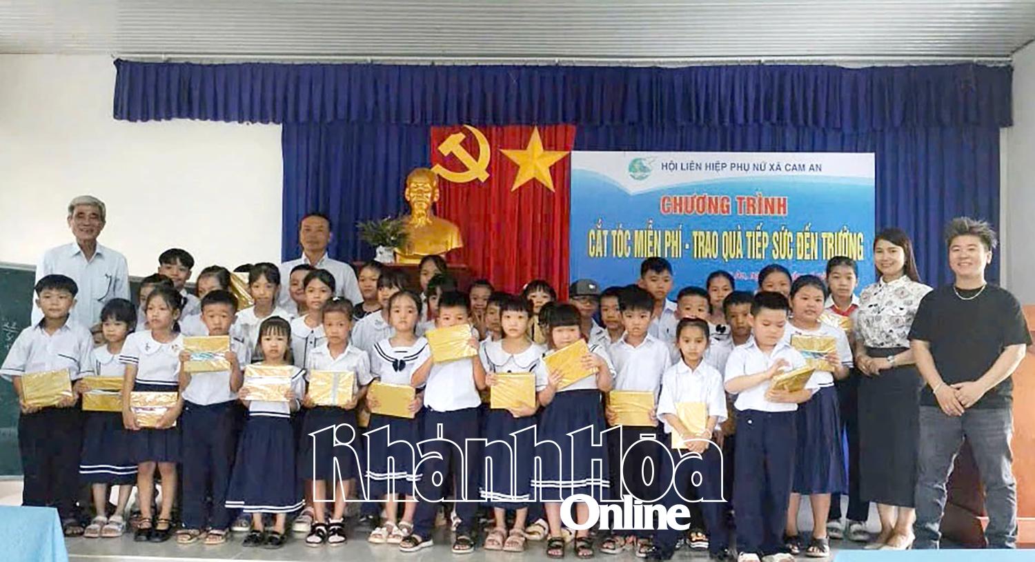 Übergabe von Geschenken an die Schüler der Cam Phuoc Tay 1-Grundschule, Gemeinde Cam An.
