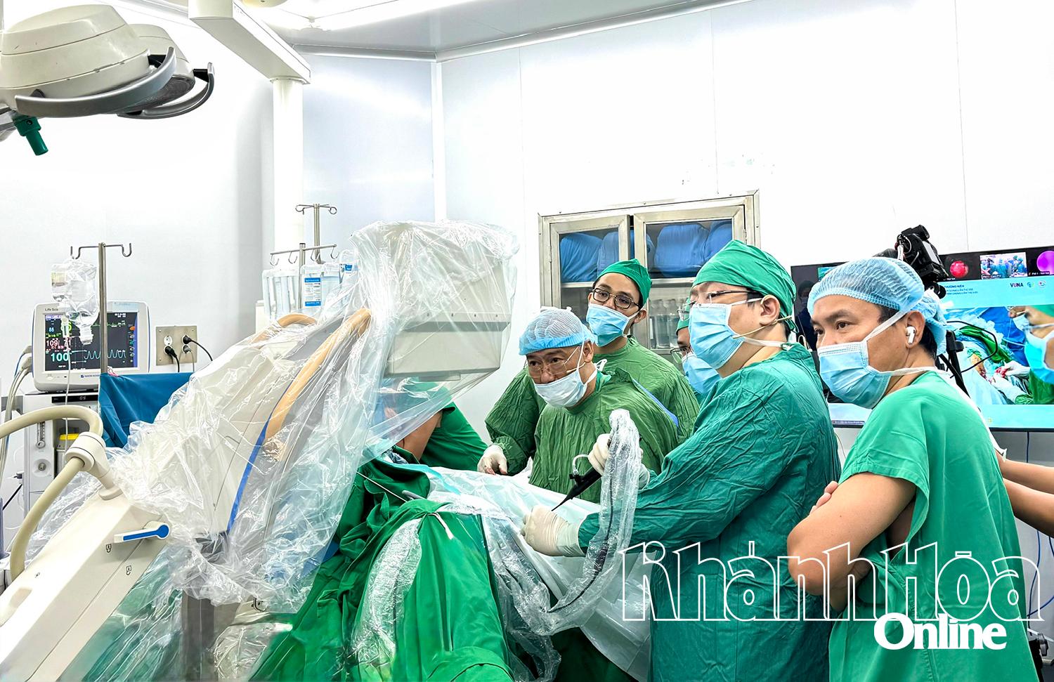 Experten führen auf der jährlichen wissenschaftlichen Konferenz für Urologie und Nephrologie chirurgische Demonstrationen durch.