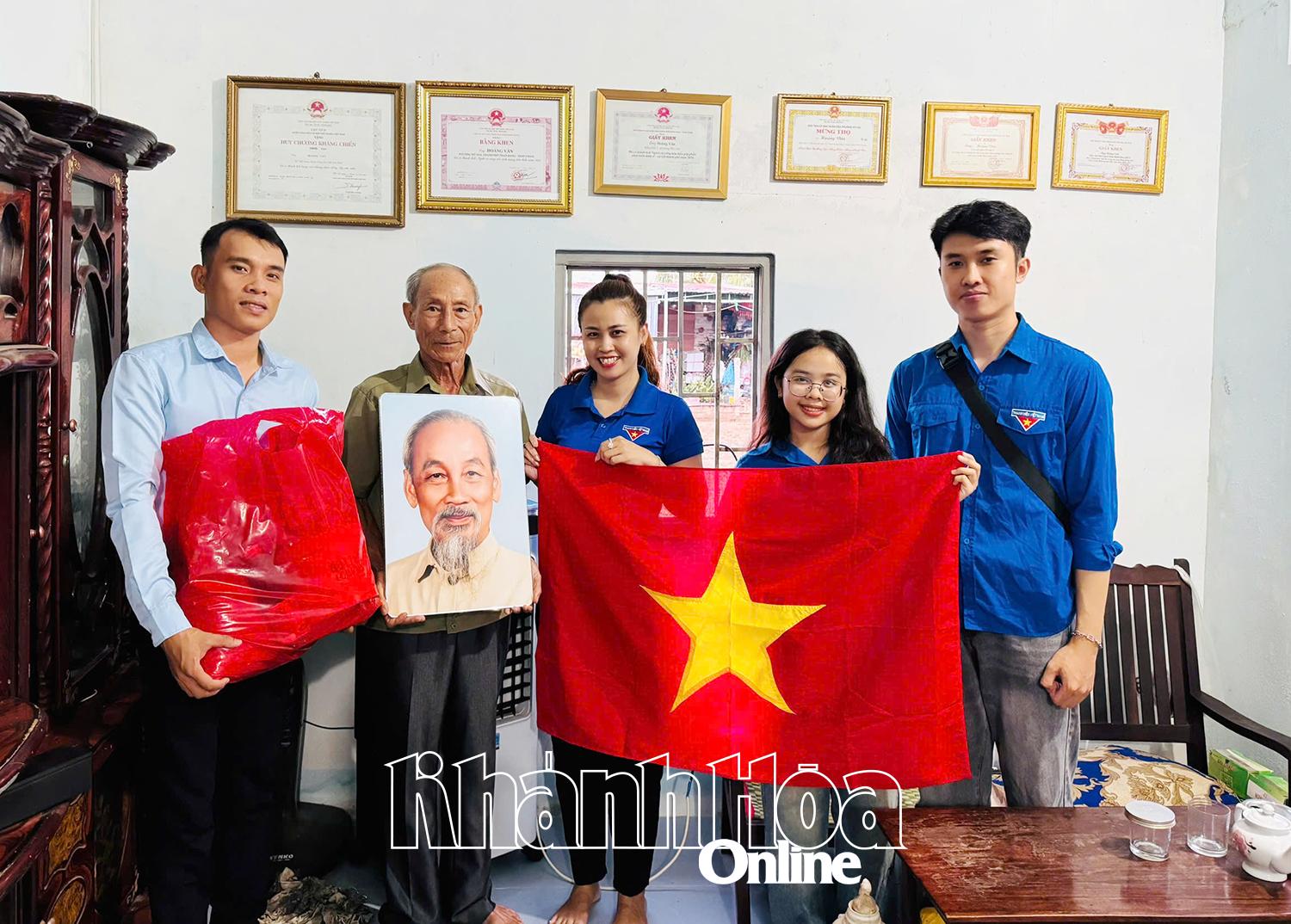 អញ្ជើញសួរសុខទុក្ខ និងជូនអំណោយជូនលោក Hoang Van ដែលជាបុគ្គលមានគុណូបការៈចំពោះបដិវត្តន៍។