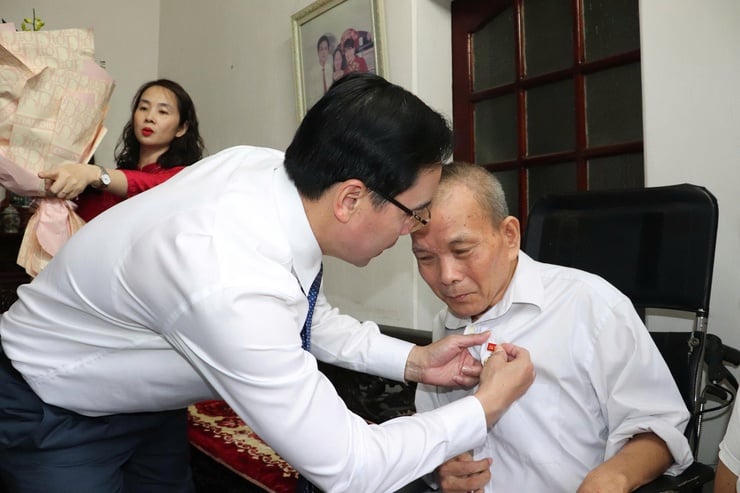 Phú Nghĩa trao Huy hiệu Đảng tại gia đình các đảng viên cao tuổi- Ảnh 3.