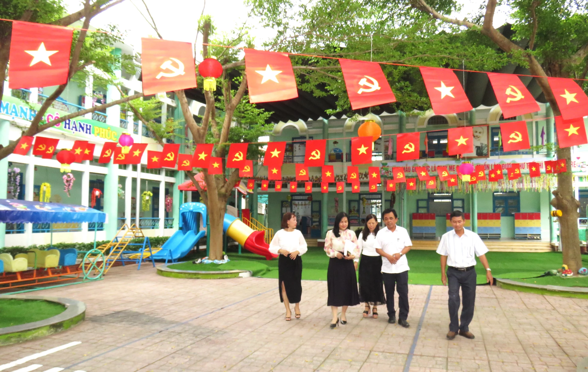 ថ្នាក់ដឹកនាំគណៈកម្មាធិការប្រជាជនឃុំ Van Ninh បានចុះត្រួតពិនិត្យការត្រៀមលក្ខណៈសម្រាប់ឆ្នាំសិក្សាថ្មីនៅសាលាមត្តេយ្យ Van Luong។