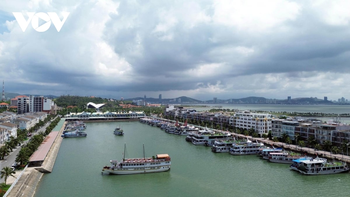 Quảng Ninh phấn đấu trở thành trung tâm du lịch kết nối khu vực và quốc tế - Ảnh 2.