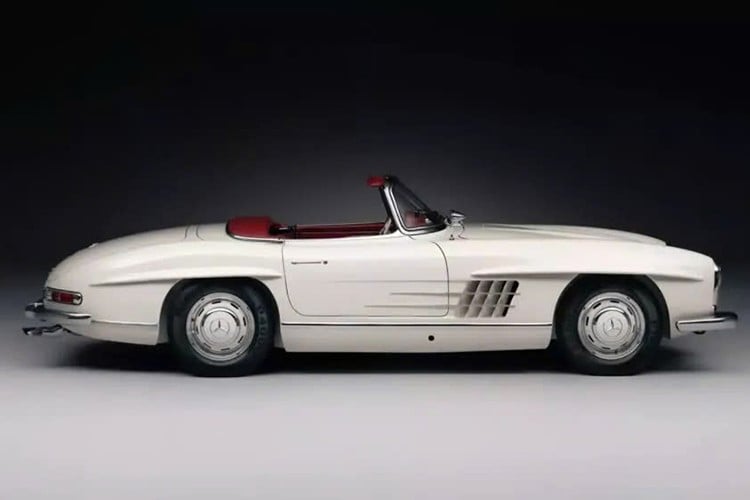 62年以上経過したメルセデス・ベンツ300SLロードスターの価格は