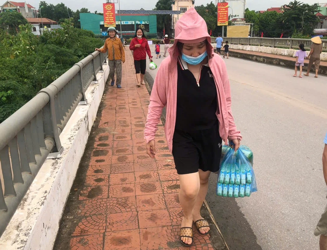 น้ำท่วมแม่น้ำบู๋ยเกินระดับเตือนภัยระดับ 3 ส่งผลให้หมู่บ้านหลายแห่งในตำบลกิมตันถูกตัดขาด
