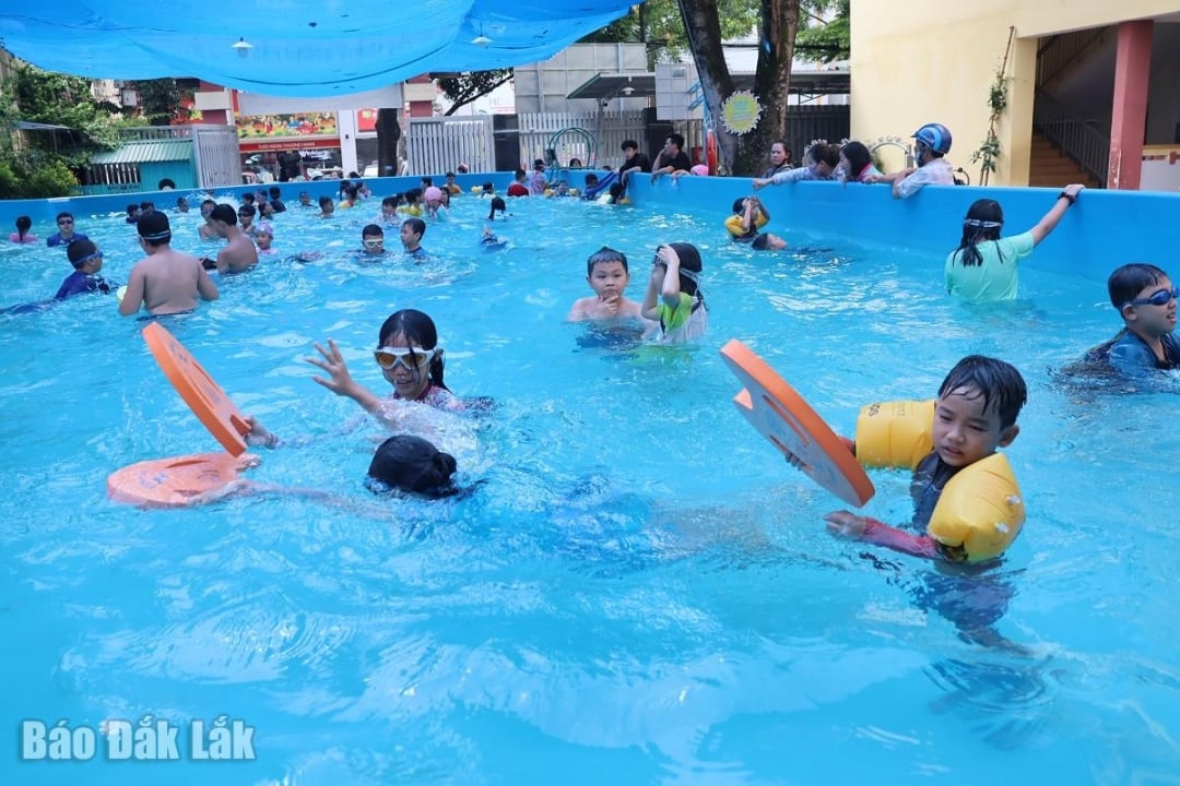 Schüler der Phan Chu Trinh Grundschule (Buon Ma Thuot Ward) lernen auf dem Schulhof schwimmen.
