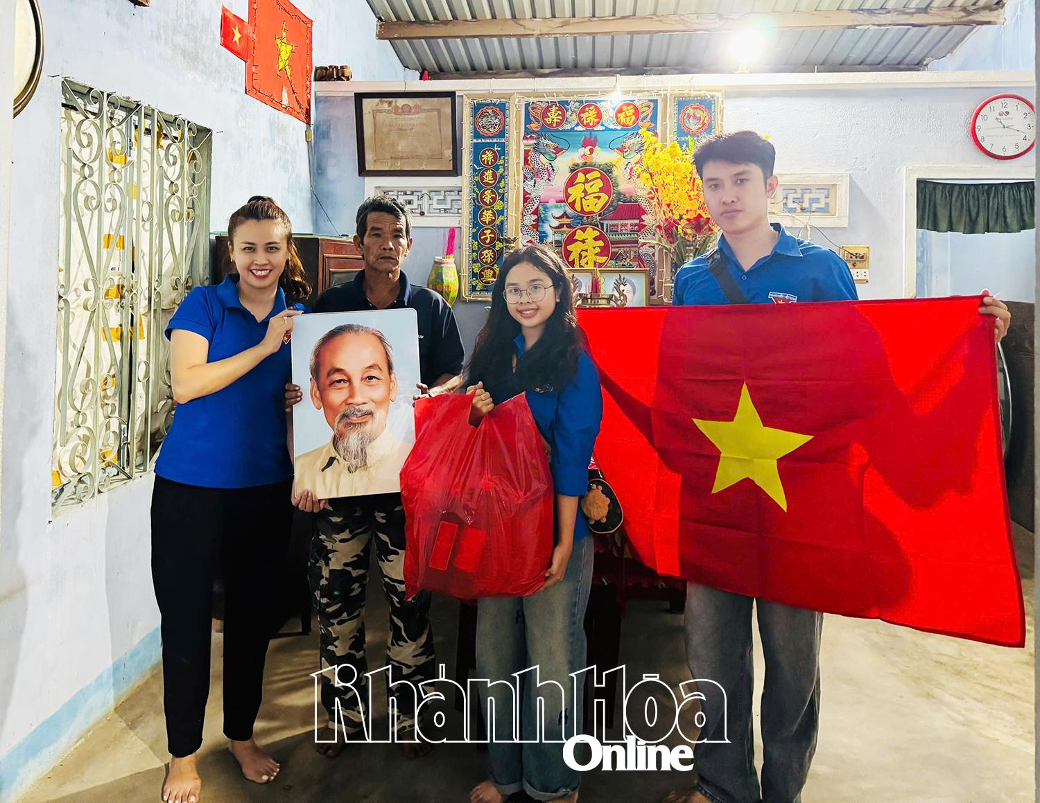 អញ្ជើញសួរសុខទុក្ខ និងជូនអំណោយជូនលោក Hoang Van ដែលជាបុគ្គលមានគុណូបការៈចំពោះបដិវត្តន៍។