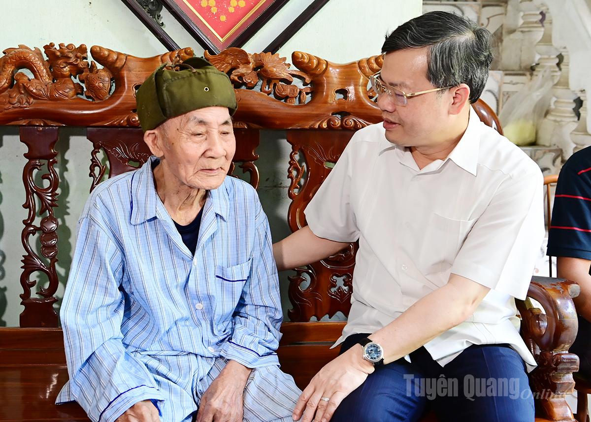 ประธานสภาประชาชนจังหวัดเหงียนวันเซิน เข้าเยี่ยมสมาชิกพรรคเหงียนเดอะขิง