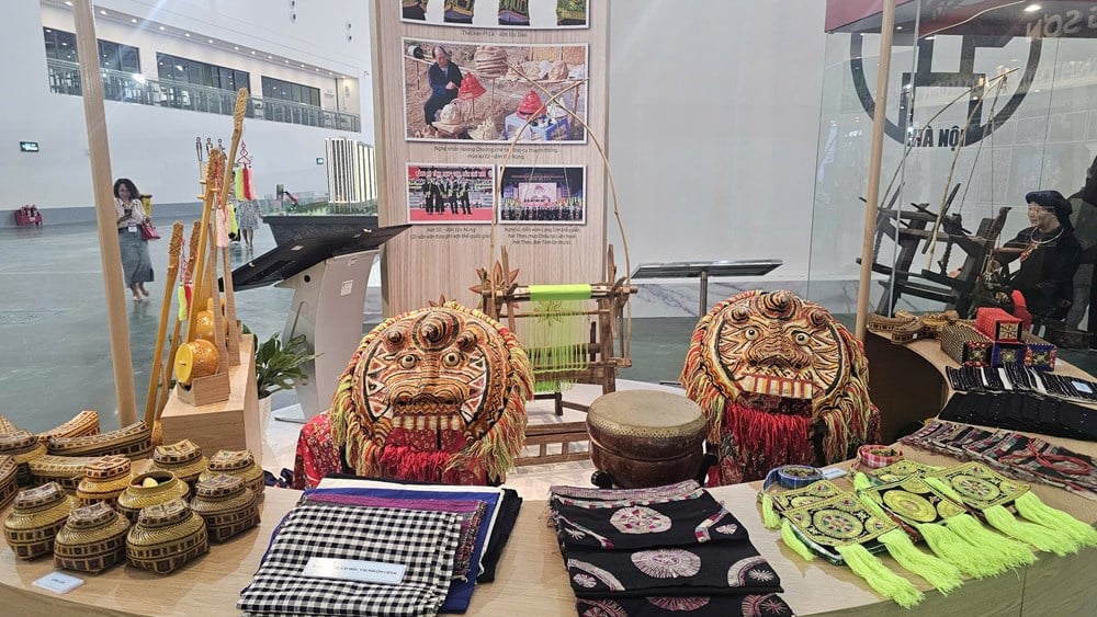 សំលៀកបំពាក់ប្រពៃណីជាតិដ៏អស្ចារ្យនៅឯពិព័រណ៍សមិទ្ធិផលជាតិ - រូបថត 7