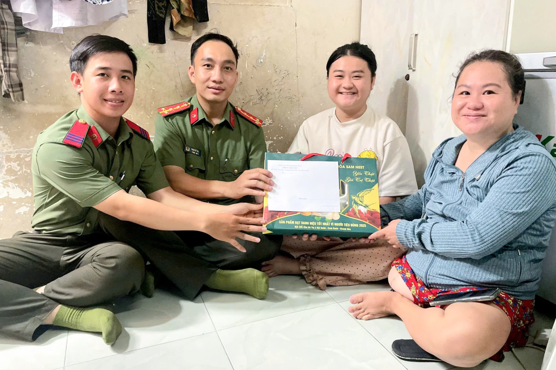 Visit and give gifts to Tu Nguyen Hoang Oanh.