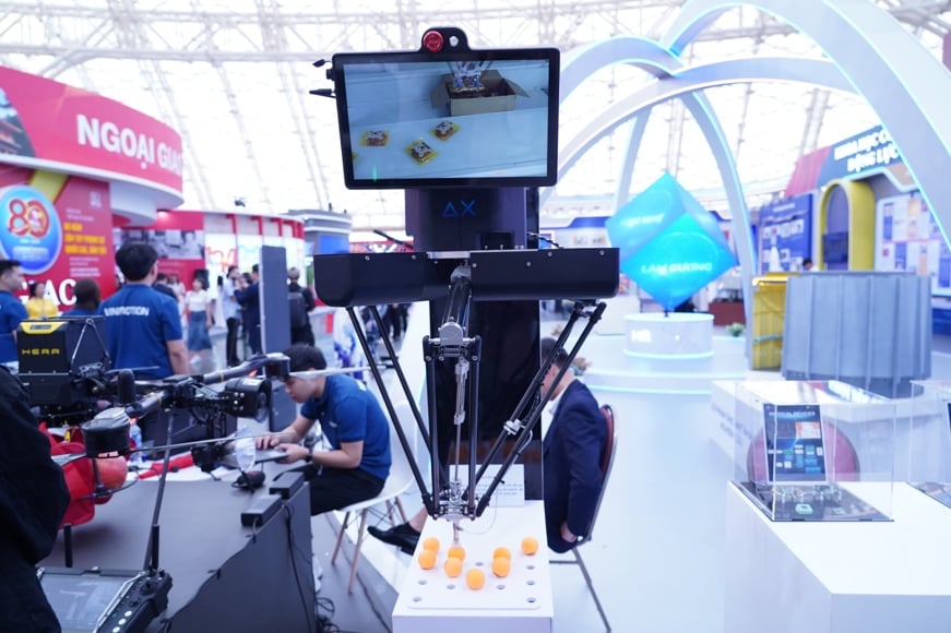 Robot, máy bay không người lái 