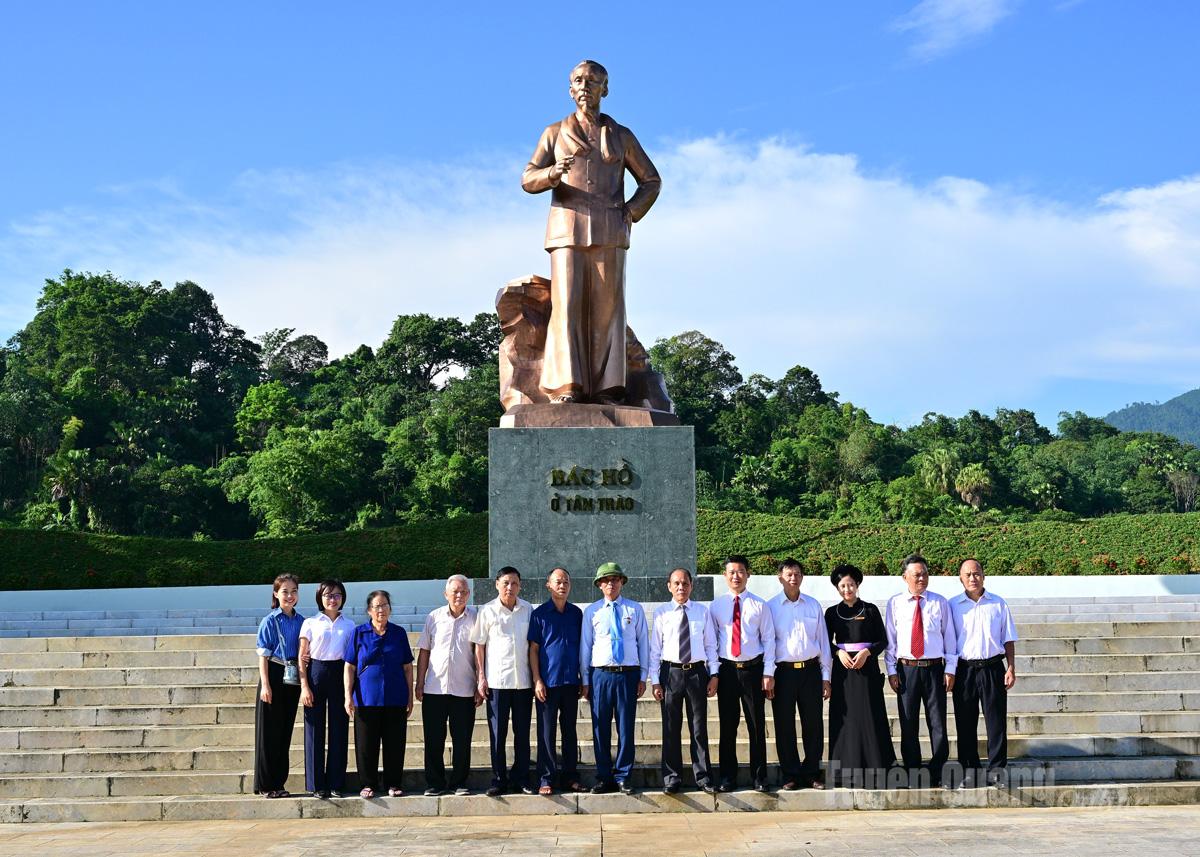El grupo tomó fotografías en la estatua del tío Ho en Tan Trao.
