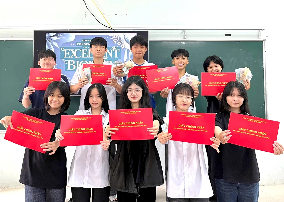 The team of excellent students in Biology of Ha Giang Specialized High School