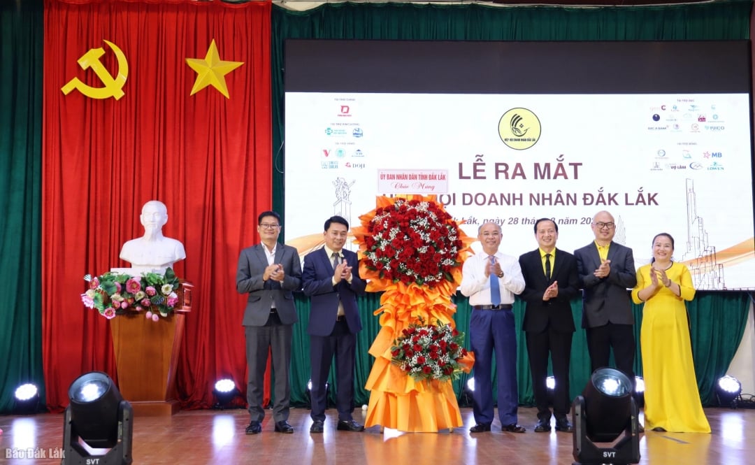 គណៈកម្មាធិការប្រជាជនខេត្ត ជូនកម្រងផ្កាអបអរសាទរសមាគមធុរកិច្ច Dak Lak