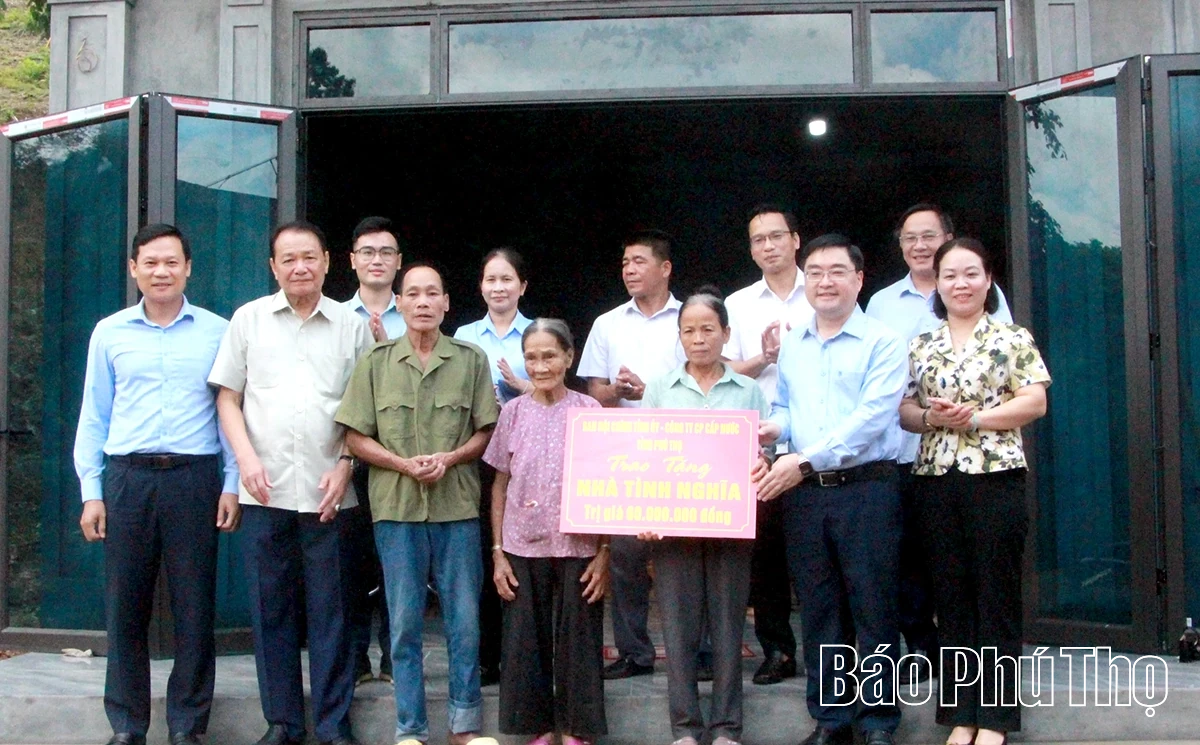 ប្រគល់ផ្ទះដឹងគុណដល់គ្រួសារដែលមានវិភាគទានបដិវត្តន៍នៅឃុំ Tan Son