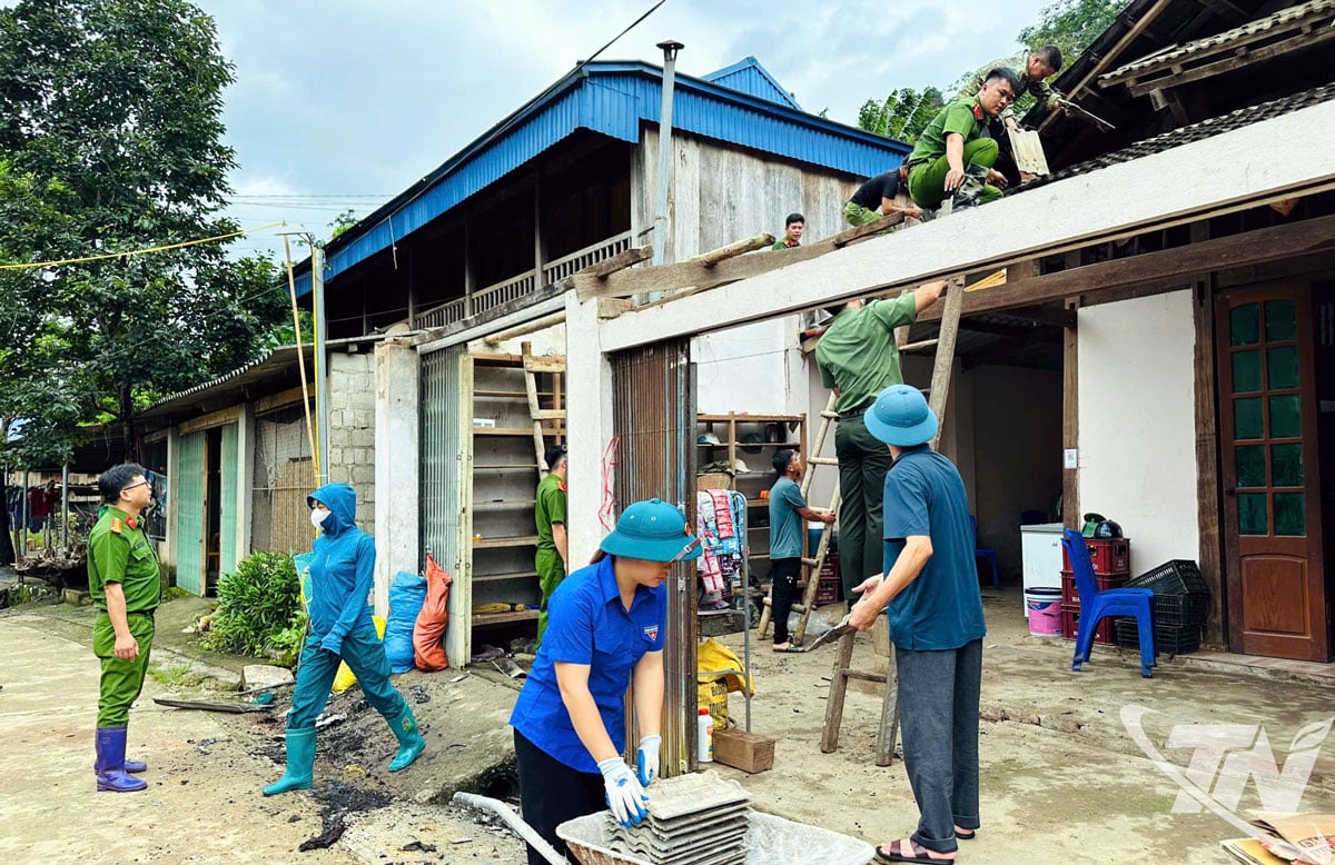 Nhân dân và lực lượng vũ trang xã Quảng Bạch hỗ trợ ngày công để xóa nhà tạm cho người dân trên địa bàn