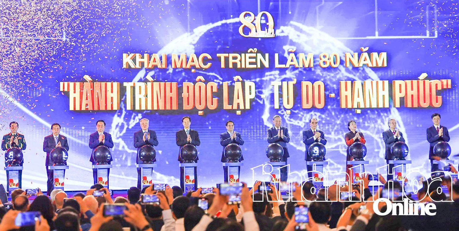 Các đồng chí lãnh đạo Đảng và Nhà nước thực hiện nghi thức khai mạc triển lãm.