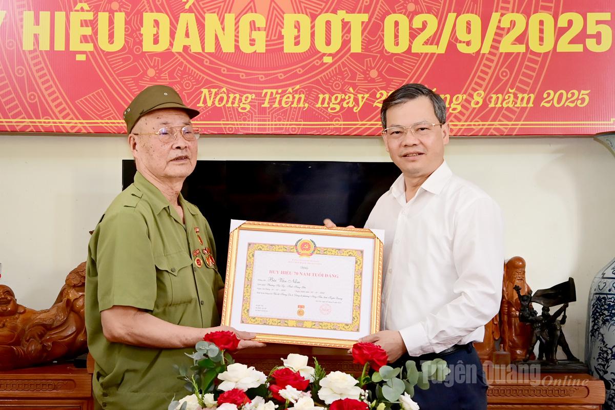 ប្រធានក្រុមប្រឹក្សាប្រជាជនខេត្ត លោក Nguyen Van Son បានប្រគល់ផ្លាកសញ្ញាសមាជិកបក្ស ៧០ ឆ្នាំ ជូនសមាជិកបក្ស Bui Van Nam។