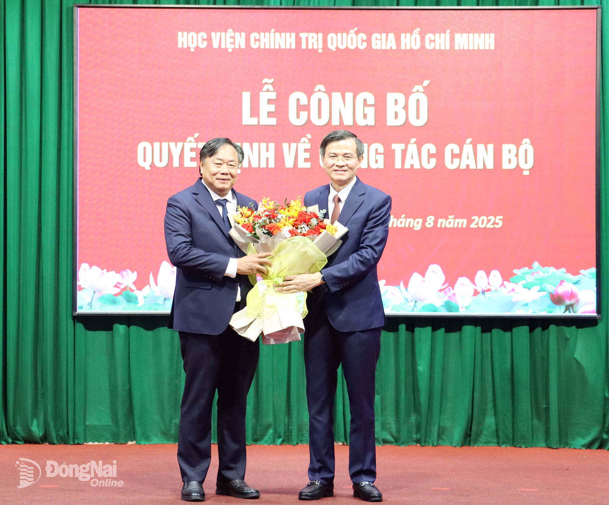 សាស្ត្រាចារ្យរង លោកបណ្ឌិត Doan Minh Huan សមាជិកគណៈកម្មាធិការមជ្ឈិមបក្ស នាយករងអចិន្ត្រៃយ៍នៃបណ្ឌិត្យសភានយោបាយជាតិហូជីមិញ ជូនកម្រងផ្កាថ្លែងអំណរគុណចំពោះសាស្ត្រាចារ្យរង លោកបណ្ឌិត Nguyen Quoc Dung នាយកបណ្ឌិតសភានយោបាយតំបន់ II (ឆ្វេង)។ រូបថត៖ Dang Hung