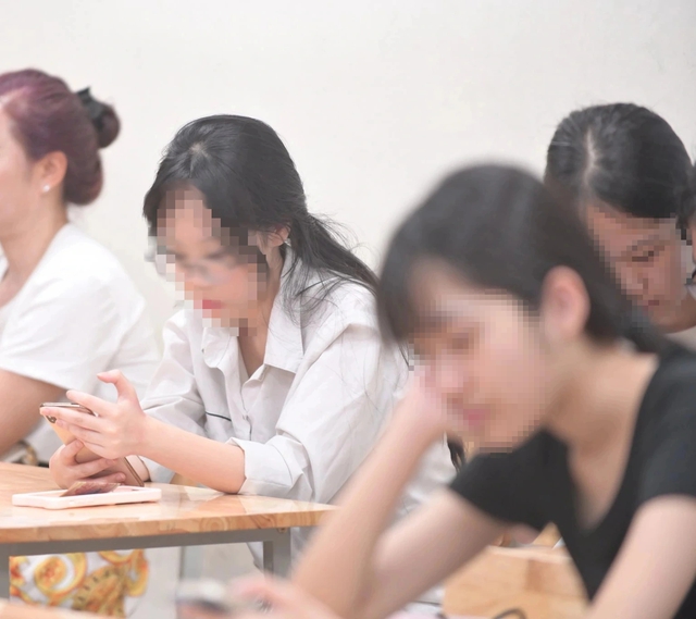 Hà Nội quản chặt việc học sinh sử dụng điện thoại trong trường  - Ảnh 1.