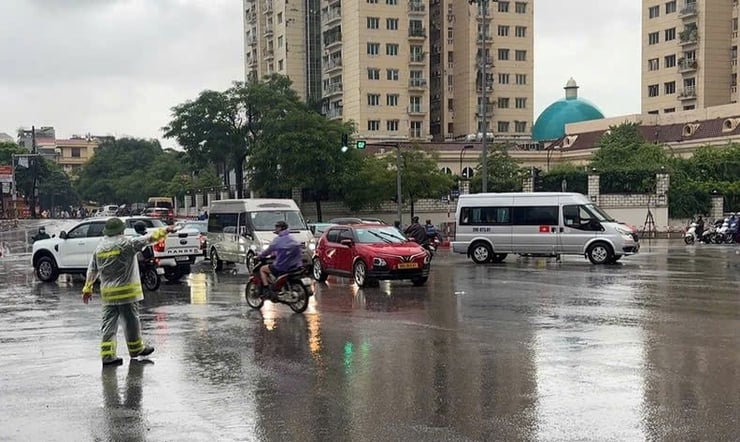 Phường Tây Hồ triển khai đồng bộ nhiều giải pháp ứng phó ảnh hưởng bão số 5- Ảnh 3.