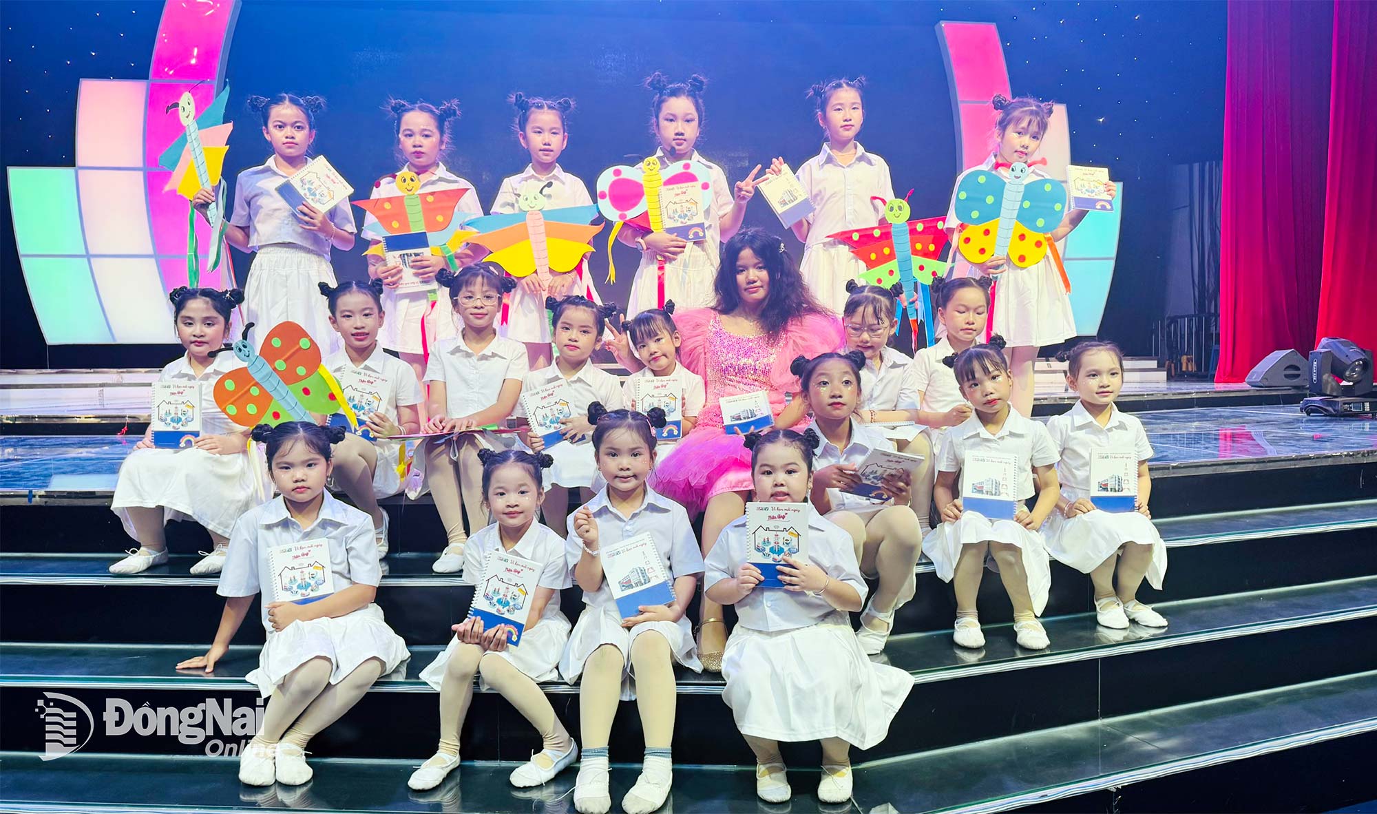 Thảo Nguyên và Vũ đoàn Happy Kids nhận quà tặng lưu niệm của chương trình. Ảnh: Minh Huệ