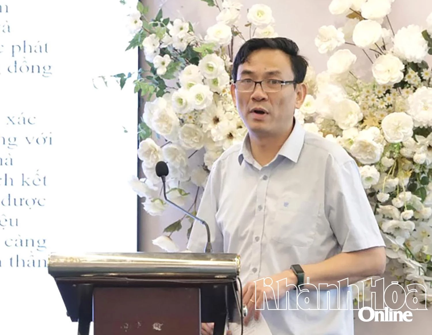 Đồng chí Đặng Tiến Hùng - Phó Vụ trưởng, Phó Chánh Văn phòng Chương trình mục tiêu quốc gia phát triển kinh tế - xã hội vùng đồng bào dân tộc thiểu số và miền núi tham luận tại hội nghị.