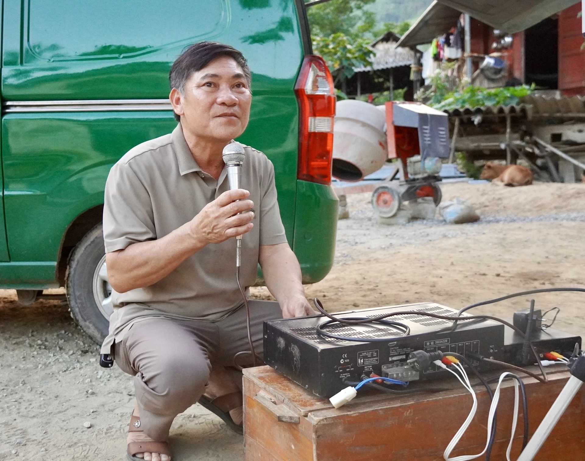 Ông Đinh Minh Hiệu đã có 38 năm gắn bó với nghề chiếu phim lưu động-Ảnh T.A.