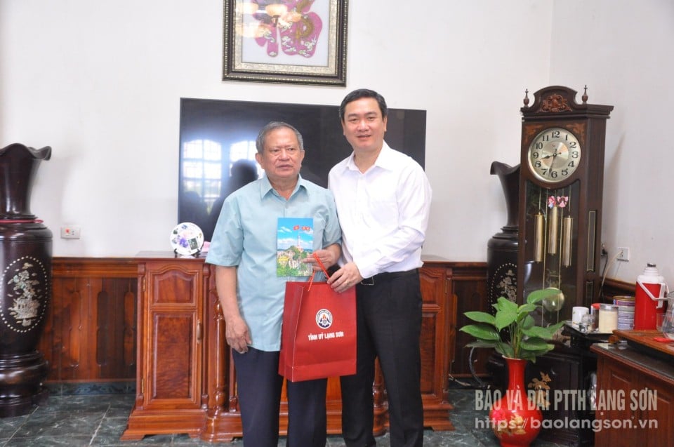 Đồng chí Nguyễn Cảnh Toàn, Phó Bí thư Tỉnh ủy tặng quà đồng chí Trần Ngát, nguyên Phó Bí thư Thường trực Tỉnh uỷ