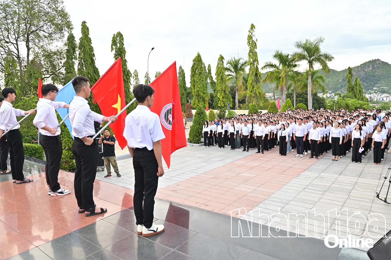 นักเรียนร่วมพิธีเคารพธงชาติ ณ สุสานทหารองครักษ์