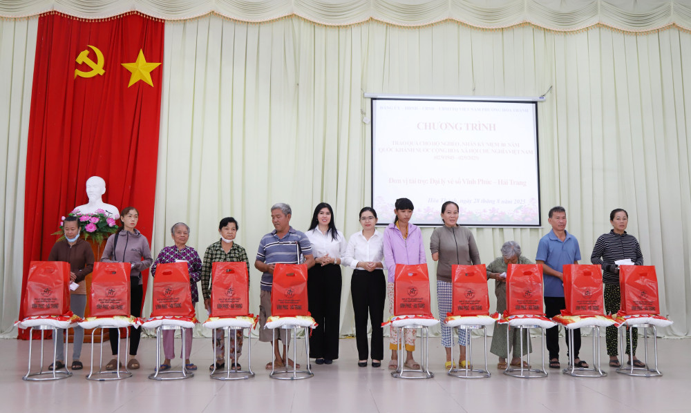 Bà Nguyễn Ngọc Ánh- Phó Bí thư thường trực phường Long Hoa và mạnh thường quân trao tặng quà cho hộ khó khăn