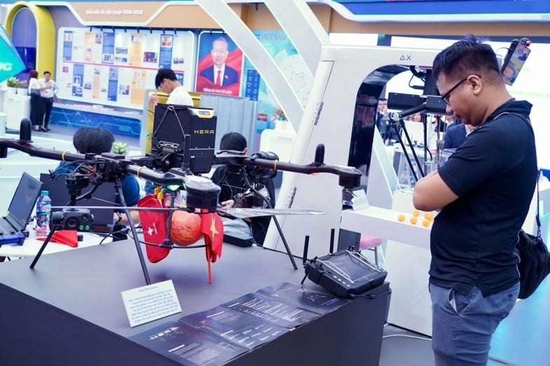 Robot, máy bay không người lái 