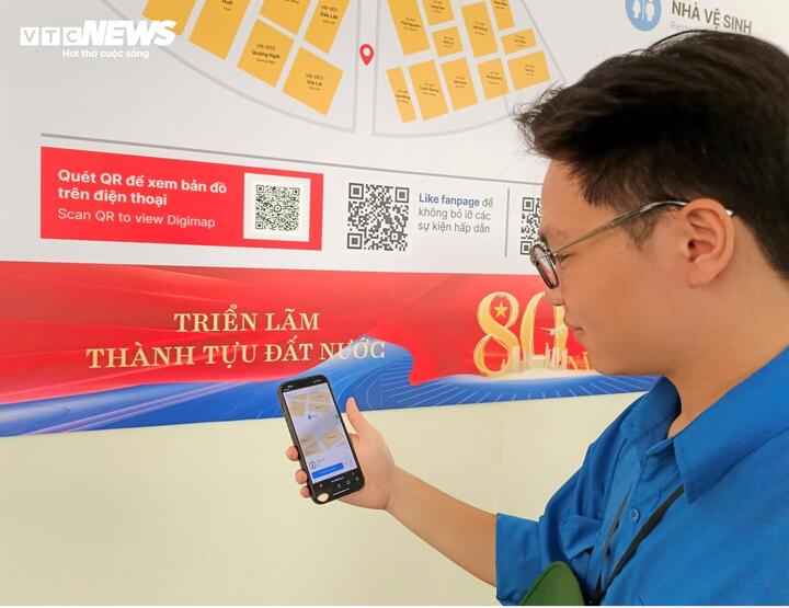 Отсканировав QR-код на карте каждого района, посетители могут узнать его текущее местоположение. (Фото: Мань Хунг)