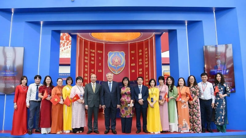 Permanent Deputy Prime Minister Nguyen Hoa Binh, President of the Vietnam Academy of Social Sciences Phan Chi Hieu took a souvenir photo with leaders and officials of the Ministry of Justice at the Exhibition. (Photo: TH)