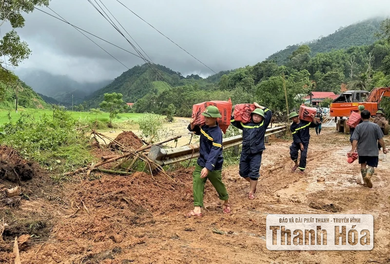 Les forces de police ont traversé montagnes et forêts pour fournir de la nourriture et des provisions à 520 ménages isolés.