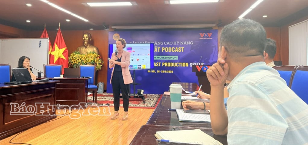 Bà Caroline Radford – chuyên gia truyền thông của Đài Phát thanh Truyền hình ABC Australia truyền đạt tại lớp tập huấn.