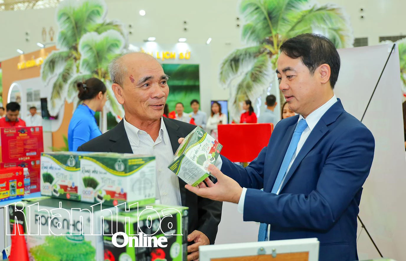 Đồng chí Nghiêm Xuân Thành xem sản phẩm OCOP của tỉnh Khánh Hòa được giới thiệu tại triển lãm.