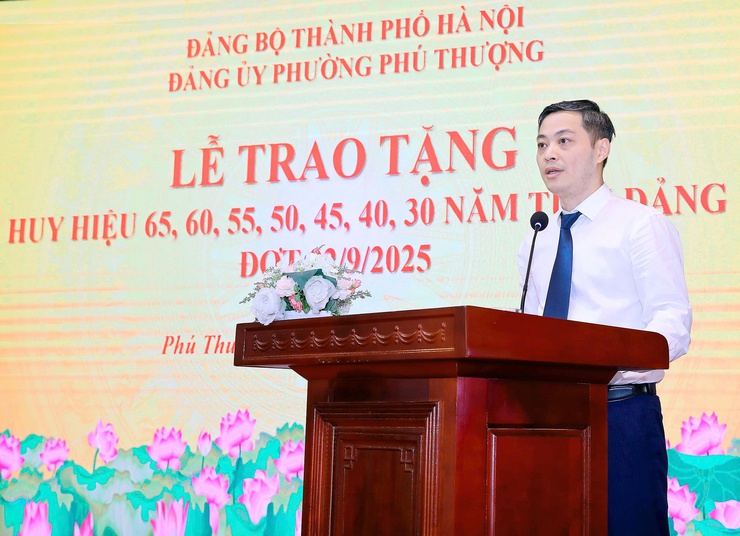 Phường Phú Thượng tổ chức Lễ trao Huy hiệu Đảng đợt 2/9- Ảnh 4.