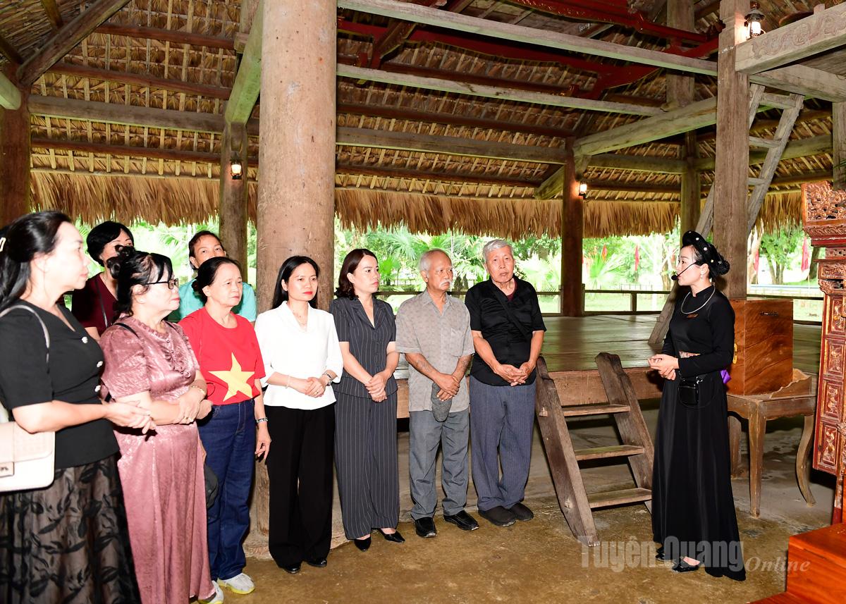 代表団はタン・トラオ共同住宅で説明を聞く。