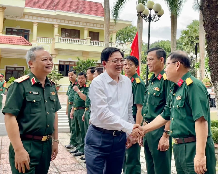dong-chi-ho-quoc-dung-uy-vien-ban-chap-hanh-trung-uong-dang-bi-thu-tinh-uy-gia-lai-da-co-buoi-lam-viec-voi-binh-doan-15-anh-vt.jpg