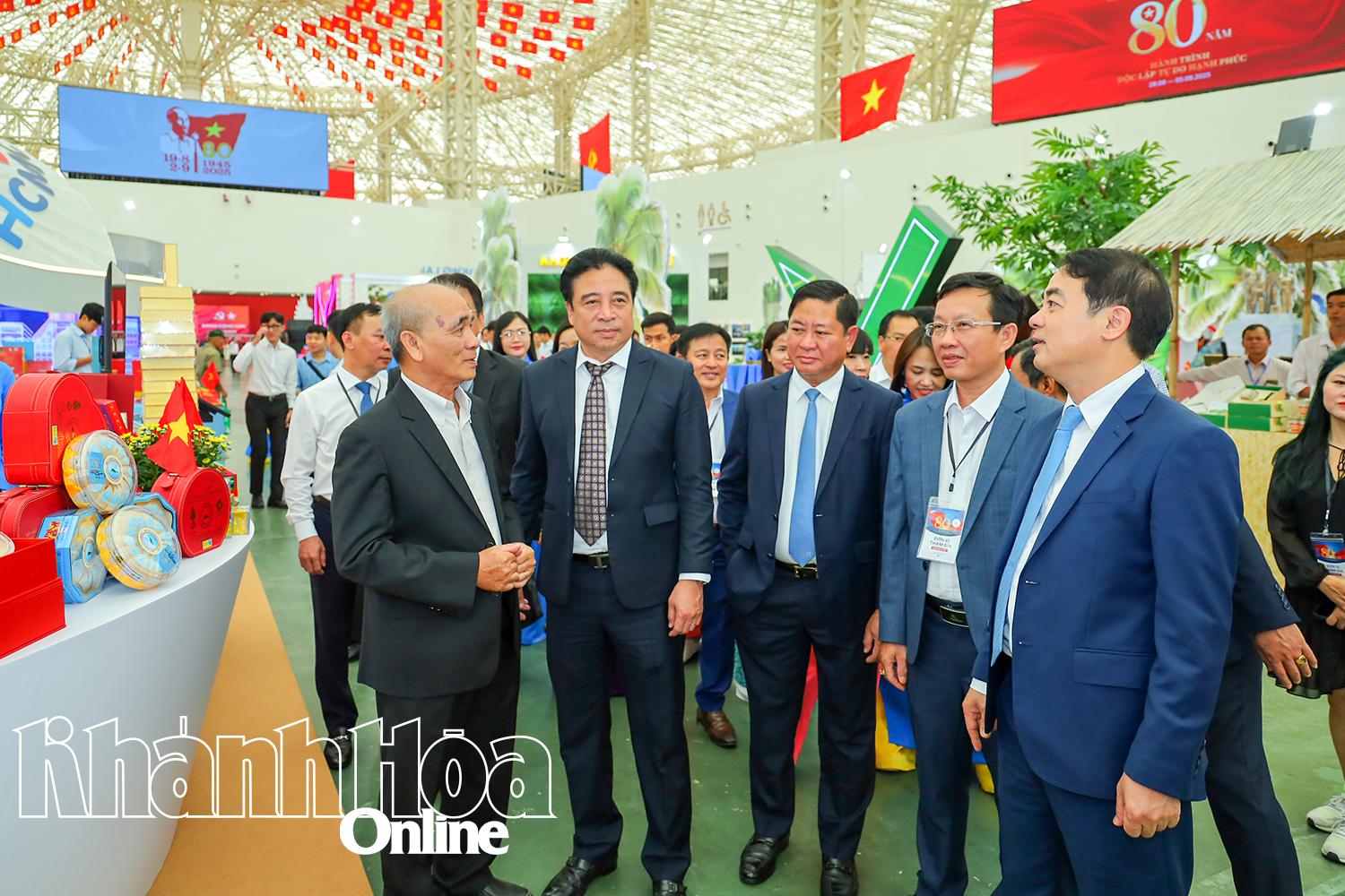 Các đồng chí lãnh đạo tỉnh tham quan không gian tham gia triển lãm của tỉnh Khánh Hòa.