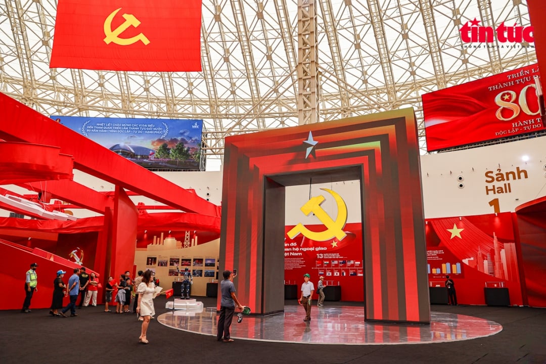 Die Ausstellung „95 Jahre Parteiflagge als Wegweiser“ stellt in acht einzigartigen Ausstellungsräumen die brillanten Meilensteine ​​der Kommunistischen Partei Vietnams aus 95 Jahren Führung der vietnamesischen Revolution nach, die ihr Unabhängigkeit und Freiheit einbrachte und Wunder vollbrachte.