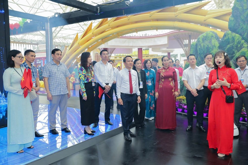 Da Nang beeindruckt mit Technologiestand auf der National Achievement Exhibition – Foto 3