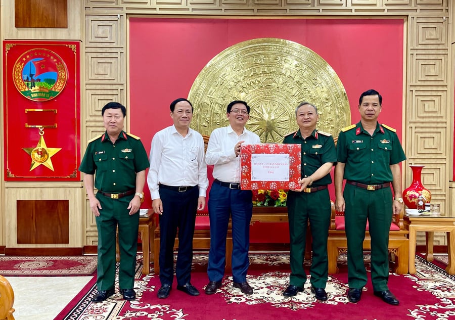 dong-chi-ho-quoc-dung-uy-vien-ban-chap-hanh-trung-uong-dang-bi-thu-tinh-uy-gia-lai-tang-qua-cho-binh-doan-15-anh-vu-thao.jpg