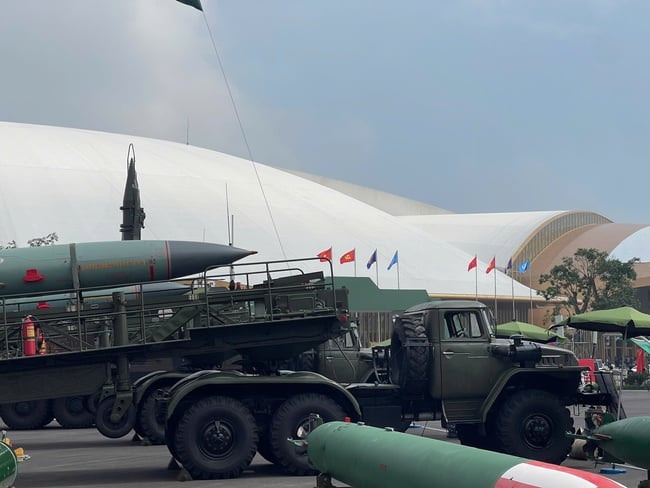 Người dân hào hứng trước dàn khí tài hùng hậu của Quân đội nhân dân Việt Nam - Ảnh 4.